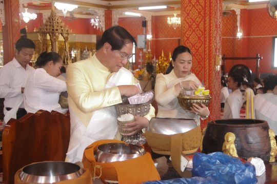 Vientiane Leaders Offer Alms on Boun Ork Phansa